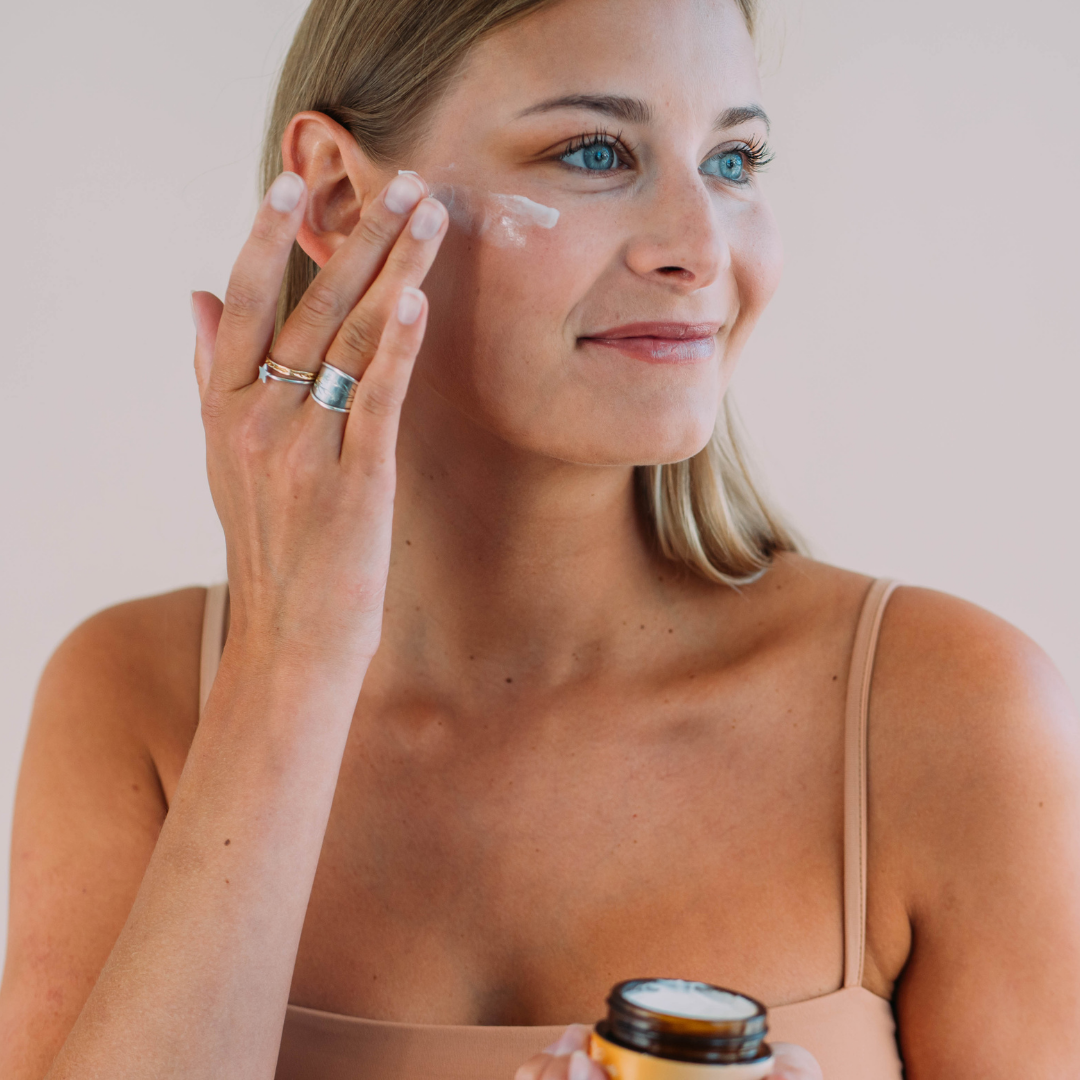 Model-Applying-Natural-Honey-Bee-Night-Moisturiser